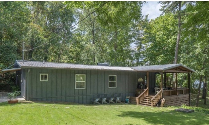 Jasper House | Rockview Getaway on Smith Lake
