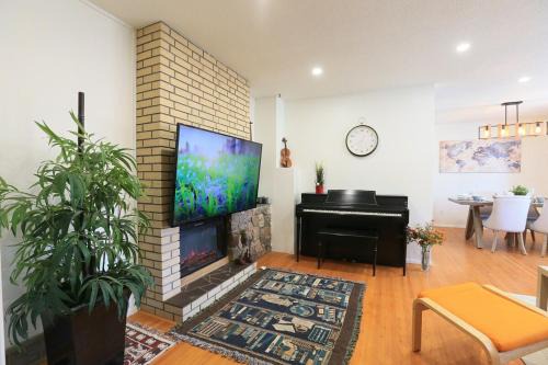 Brentwood House | Rocky Mtn Escape-3 bdrm-near shops, dining, UofC