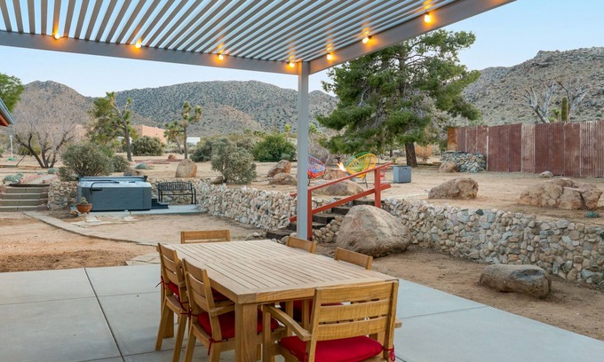 Joshua Tree Highlands House | π΅ Rocky Ridge Retreat - Cozy & Colorful Home in Joshua Tree w/Hot Tub, Fire Pit & BBQ π΅
