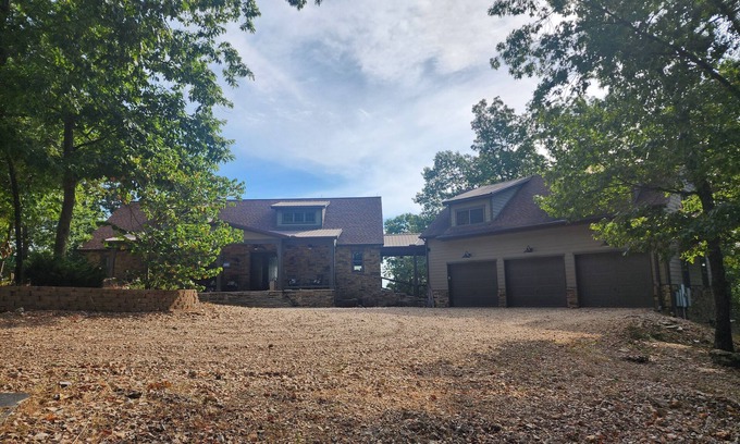 Eureka Springs Apartment | Rocky Top Garage Apartment on Beaver Lake