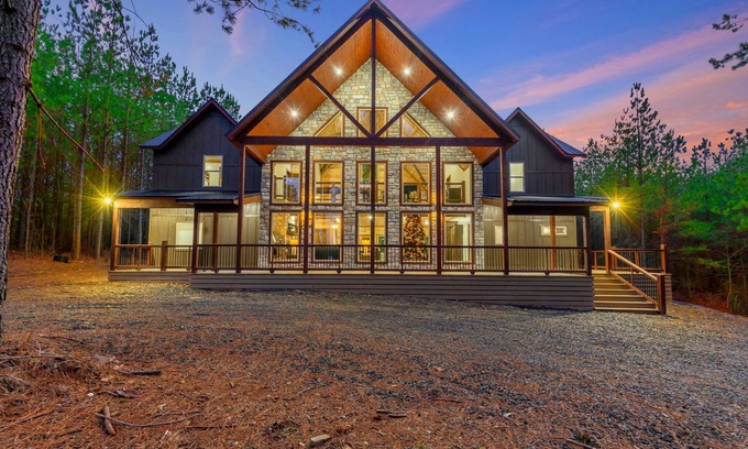 Pickens Cabin | Rocky Top Retreat, New & Secluded! Very Modern w/Large Hot Tub