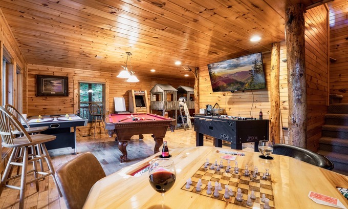 Hemlock Hills Cabin | Rocky Top Sports Gatlinburg-Hot Tub-Air Hockey-Foosball-Pool Table!