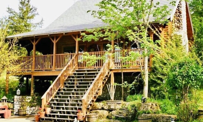 Hanover House | Rocky Waters Vineyard/Winery Guest House Hanover IL