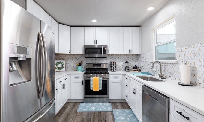 Northwest Los Angeles Heights House | Rodeo! A Great Home 8 MIN to Riverwalk, Downtown, Quarry. Pet Friendly Sleeps 8