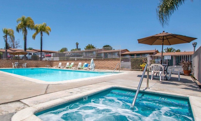 Fallbrook Hotel | Rodeway Inn Fallbrook Downtown