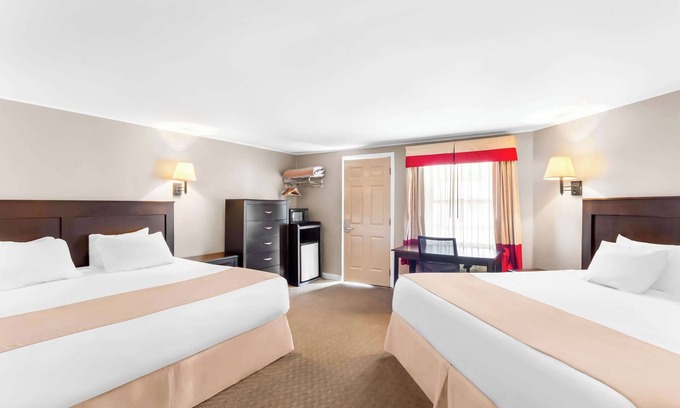 Gorham Hotel | Rodeway Inn Gorham Riverside