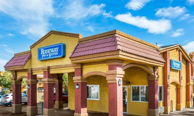 Corona Hotel | Rodeway Inn & Suites Corona