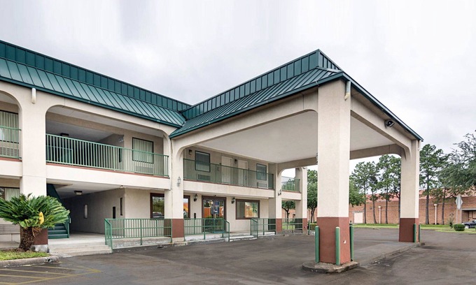 Brookhollow Hotel | Rodeway Inn & Suites Highway 290 Northwest