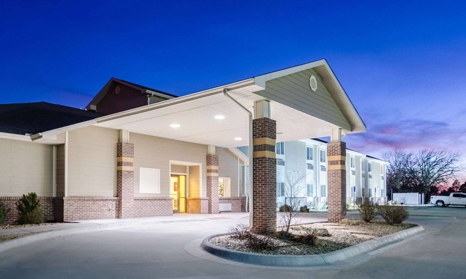 Hoisington Hotel | Rodeway Inn & Suites
