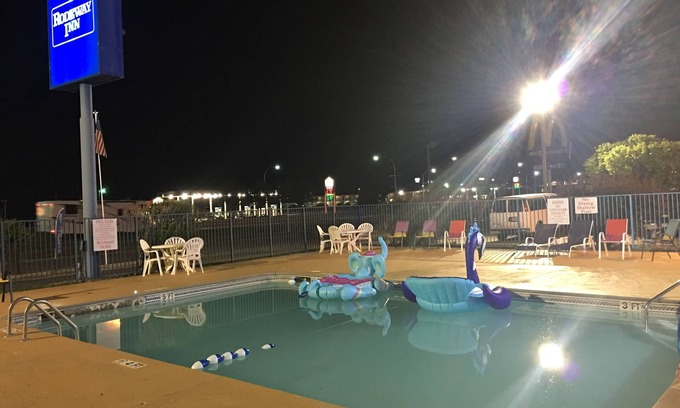 Hays Hotel | Rodeway Inn