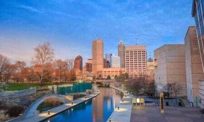 Wholesale District Apartment | Rojo Loft #4 FREE Parking +Conv & Lucas Skywalk