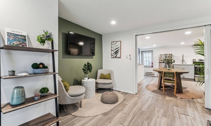 Kensington House | Romantic 1BD Suite with KING BED, Luxury Staycation