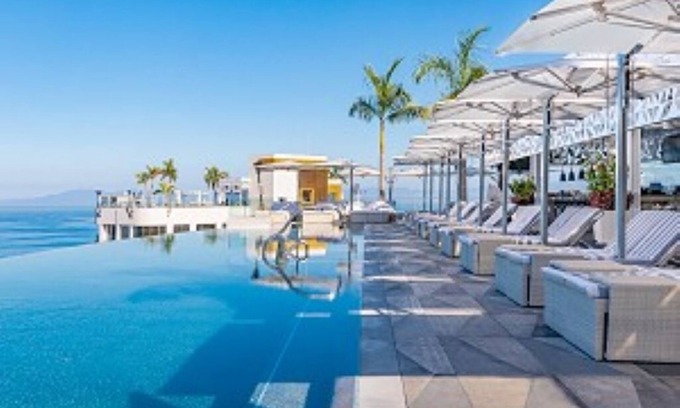 South Shore Hotel Area Apartment | Romantic adults-only luxury hotel with jungle landscape