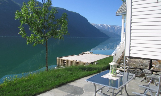 Ulvik House | Romantic and Lovely Holidayhouse located by the edge of the undisturbed Oaafjord