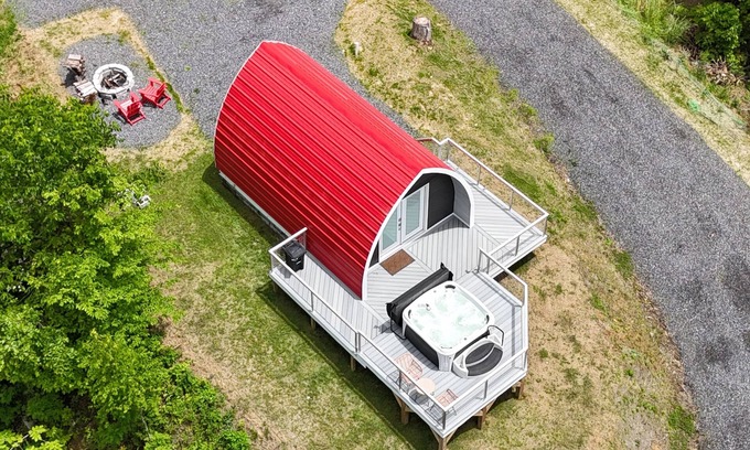 Bakersville Cabin | Romantic Blue Ridge Mountain cabin with hot tub, view and fire pit - Red