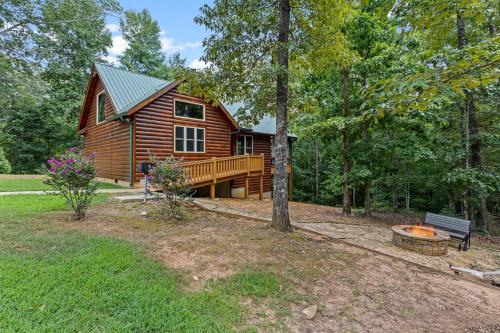 Cleveland House | Romantic Cabin with Spa Amenities near Helen GA