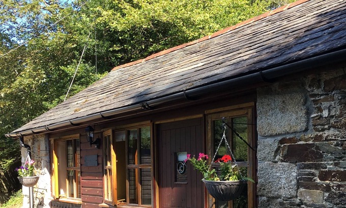 Cardinham Cottage | Romantic, cosy, Cornish cottage in woodland - great walking & wildlife spotting!