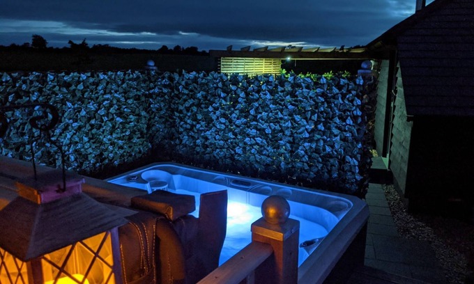 Chipping Norton House | Romantic Cotswold Barn, with Private Hot Tub plus walk to Diddly Squat Farm Shop