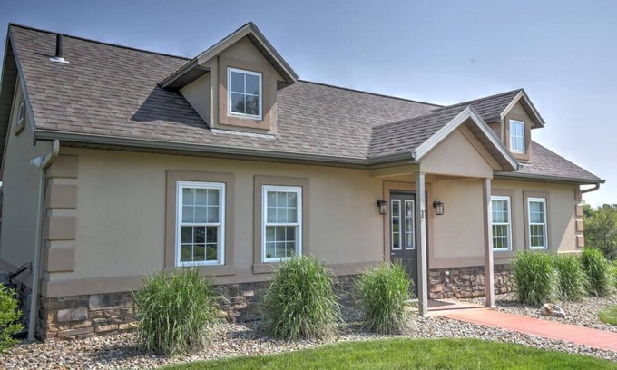 Millersburg Cottage | Romantic Cottage with Kitchen & Private Hot Tub