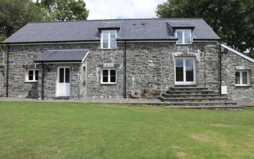 Betws Gwerfil Goch House | Romantic Couples' Getaway - at Ty Cerrig Barn with luxury hot tub