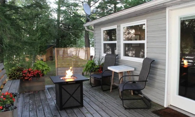 Sharbot Lake Cottage | Romantic dockside retreat.