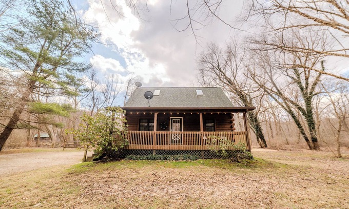 Rockbridge Cabin | Romantic escape/Creek view/Secluded/Heart of Hocking Hills/Hot Tub/FirePit