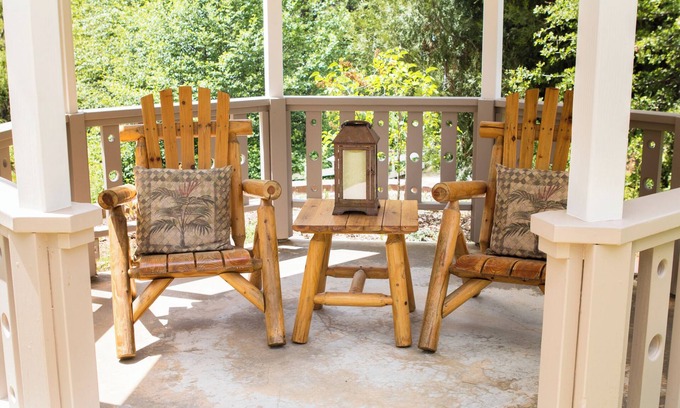 Murphys Apartment | Romantic Getaway at Crestview Pond Estate