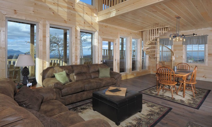 Gatlinburg - Pigeon Forge Cabin | Romantic Getaway❤️ Fabulous Views 2 Beds 2 Baths