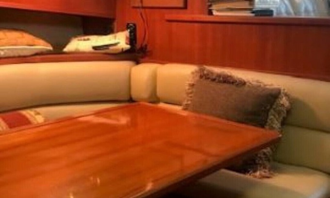 Marina Bay Boat Rental | Romantic Getaway View the Boston Skyline, 10/15 minute drive to downtown.