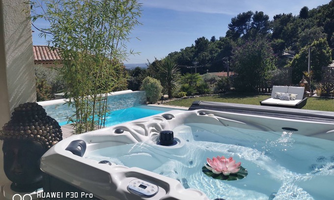 Villeneuve Bed & Breakfast | Romantic guest room jacuzzi hammam swimming pool