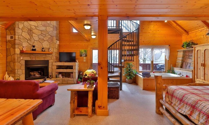 Gatlinburg - Pigeon Forge Apartment | Romantic Honeymoon Cabin in the Smokies