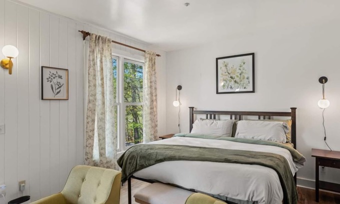 Townsend Hotel | Romantic King Studio | Tree Views | Balcony + Trails