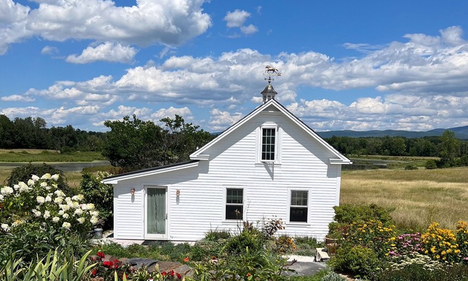 Brandon Cottage | Romantic lake view retreat with a patio, full kitchen, & washer/dryer