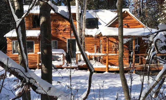 Sutton Cabin | Romantic Log Cabin in the Woods - Hot Tub under the Stars -80 km's from CN Tower