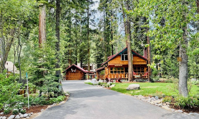 Timberland Cabin | Romantic Log Cabin with Hot Tub-Dog Friendly