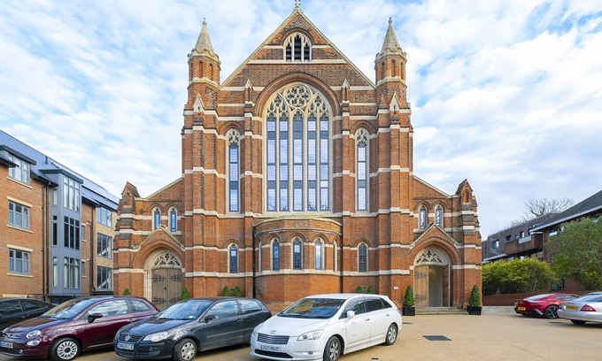 North Finchley Apartment | Romantic luxury getaway in 1912 converted Church, Woodside Park, North London