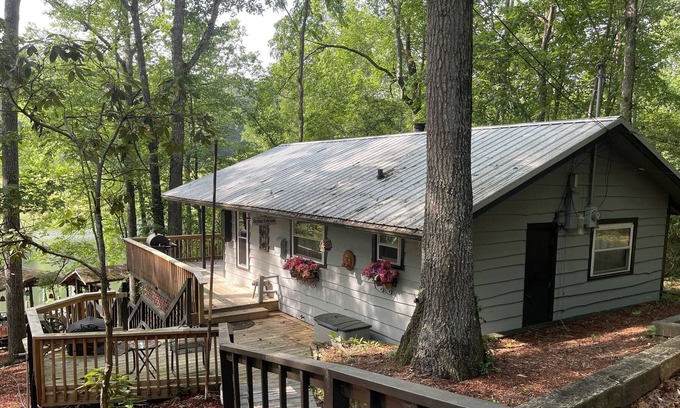 Franklin Cottage | Romantic Mountain Cottage on a Lake! Come relax and let your cares drift away.