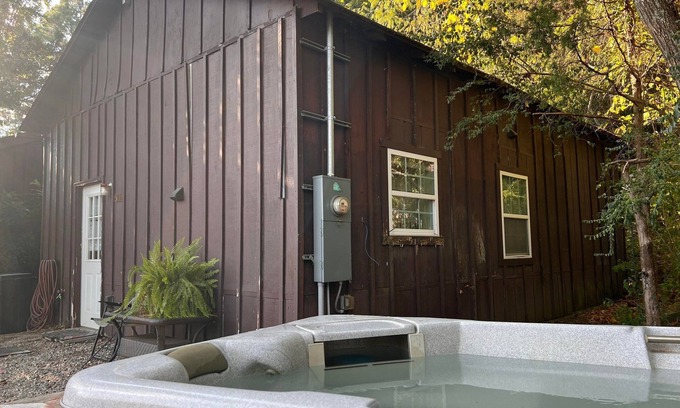 Mena House | Romantic Paris Themed Cabin with HotTub and Parking for ATV's