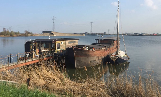 Amsterdam North Boat Rental | Romantic private room on houseboat Amsterdam with beautiful view.