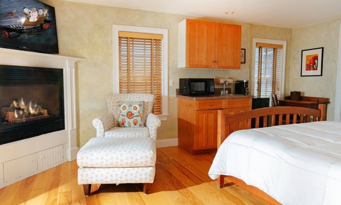 Provincetown Hotel | Romantic Queen Room with Balcony, Fireplace & Monument Views - Downtown Provincetown
