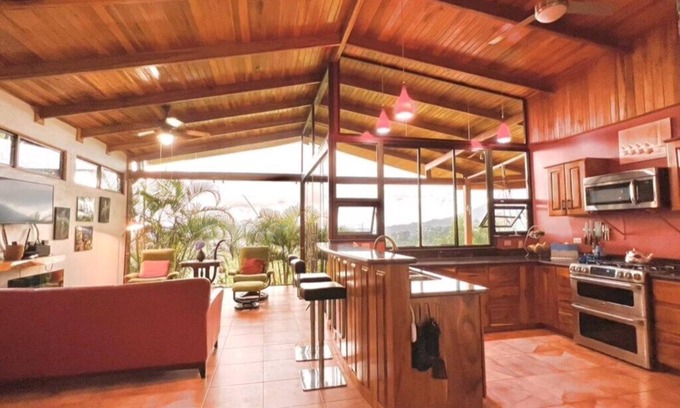La Fortuna House | Romantic Retreat Volcano View! River Trail!