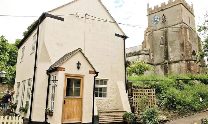 Ashbury Cottage | Romantic & Secluded Cottage. Beautiful Walks & Fantastic Pub