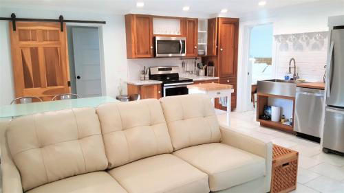 Downtown Historic District House | Romantic Secret Garden - Marble Floors & Bath DT Just 2 Blocks Beach Only 3 Miles