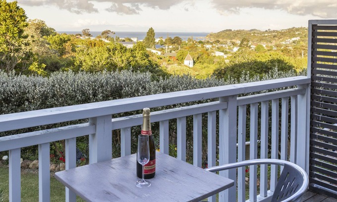 Oneroa Apartment | Romantic, Self-contained With Beautiful sea Views, Centrally Located