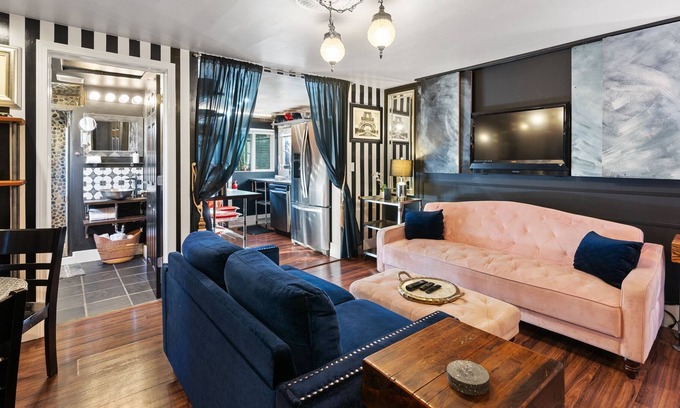 Hough Apartment | Romantic Stay For Two In Classy Downtown Apartment
