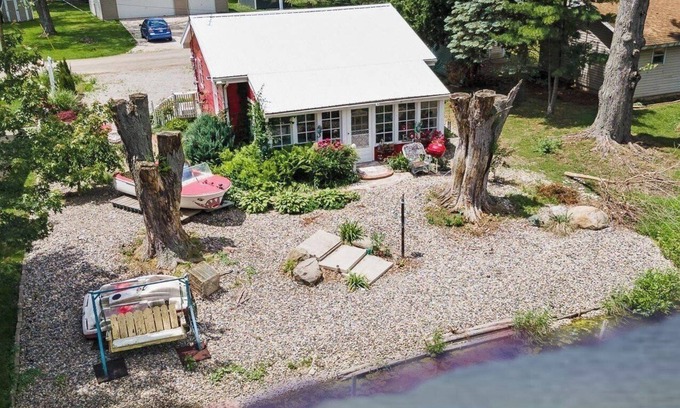 Westler Lake Cottage | Romantic vintage. 2-bedroom cottage with WiFi, AC in tranquil Wolcottville