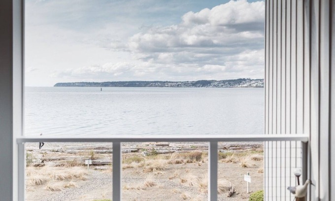 Blaine House | Romantic Waterfront Escape with Private Beach