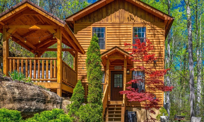 Sevierville Cabin | Romantic Wooded Cabin,1 BDR/1.5 BATH, Hot Tub, Wi-Fi, Close to All