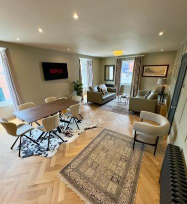 City Centre Apartment | Romeo's Arch high end luxury in centre of Stratford with parking
