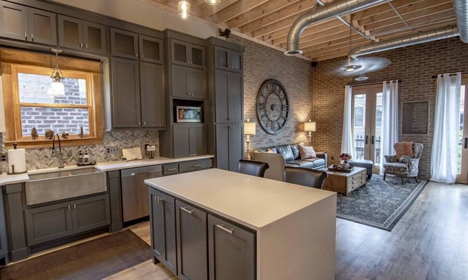 McMinnville Condo | Roof Top On MainnDowntown/McMinnville, TN